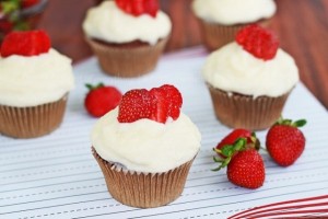 Chocolate Strawberry Cupcakes with Mascarpone Frosting | Roxanashomebaking.com