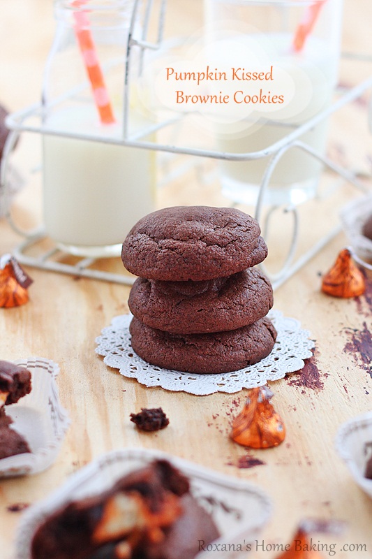 Pumpkin kissed brownie cookies - A soft chocolaty brownie cookie with a pumpkin spice kiss inside