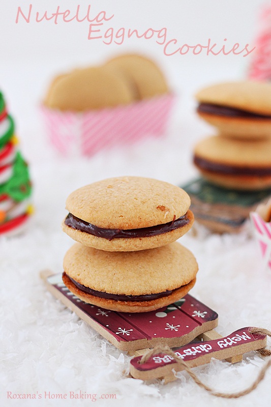 Nutella eggnog cookies recipe from Roxanashomebaking.com Eggnog flavored soft cookies with crisp edges sandwiched with eggnog nutella. Great for your holiday table or for cookie exchange. 