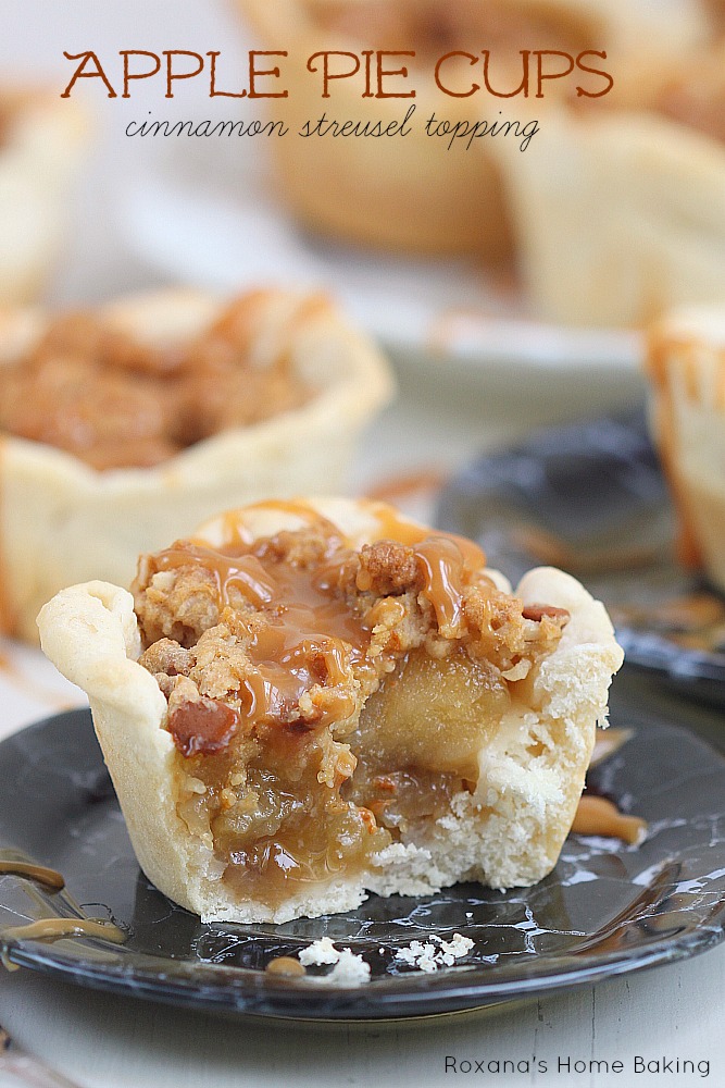 Traditional apple pie got a make-over! Apple pie cups with cinnamon streusel topping from Roxanashomebaking.com