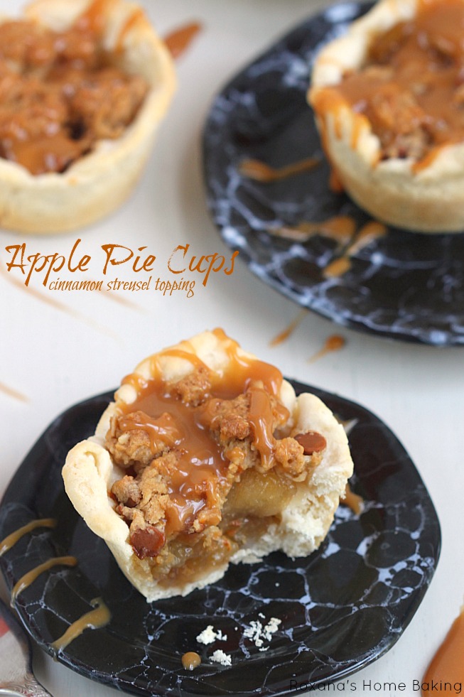 Traditional apple pie got a make-over! Apple pie cups with cinnamon streusel topping from Roxanashomebaking.com