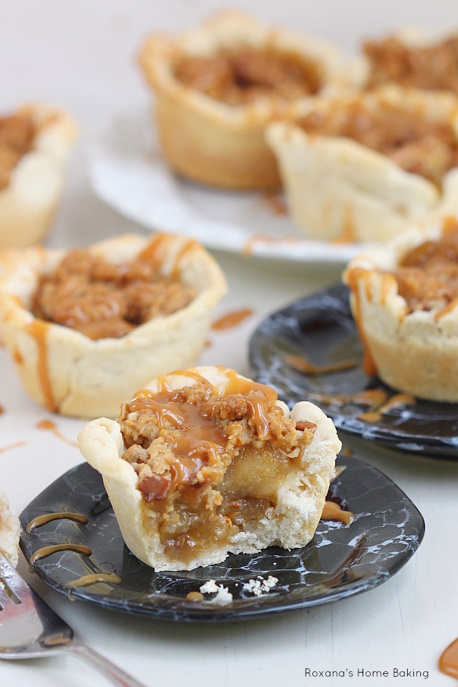 Traditional apple pie got a make-over! Apple pie cups with cinnamon streusel topping from Roxanashomebaking.com