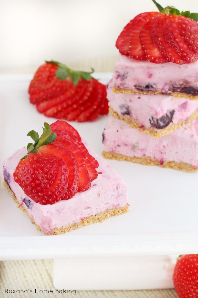 Berry cheesecake bars - Creamy and full of flavor you won't believe they are a guilt free version of the regular baked cheesecake bars