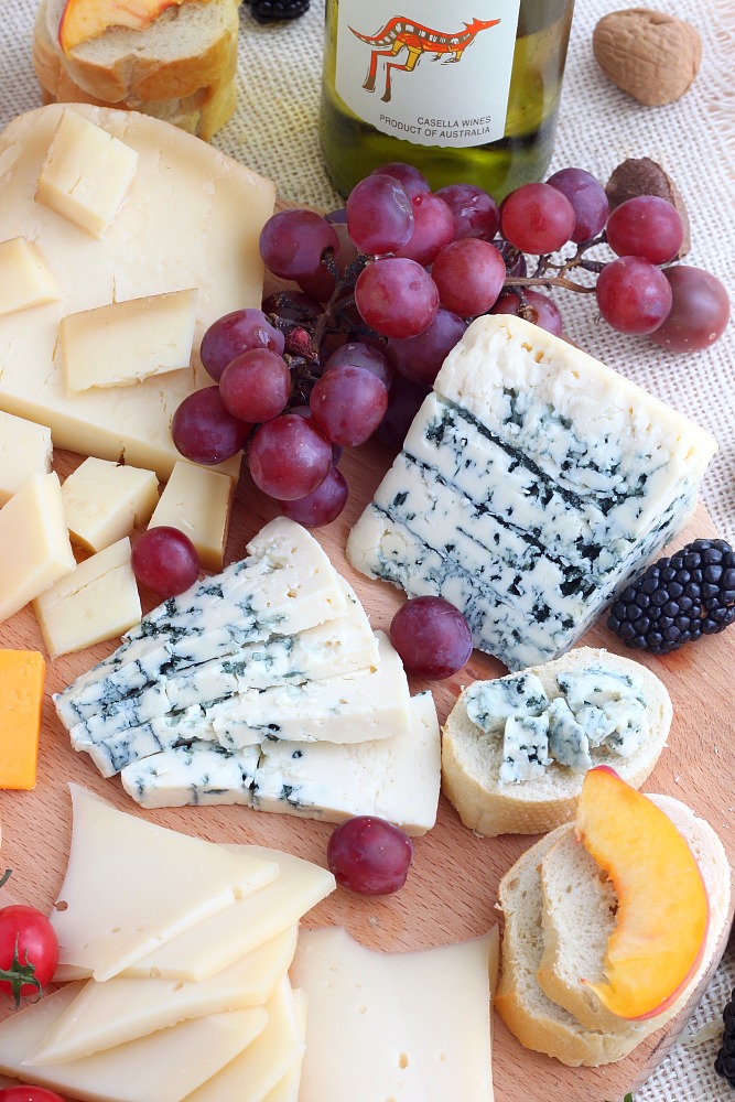 Wine and cheese party (tips to host a party) 
