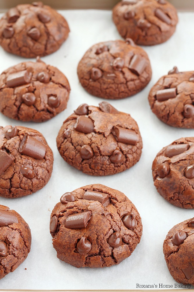 Loaded with bittersweet chocolate, cocoa, and chocolate chips these truffle cookies are packed (and I mean, PACKED) with chocolate. Rich, dense and bursting with flavor… a fantastic chocolate cookie! No mixer needed! 