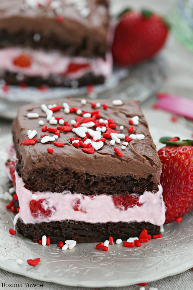 Surprise your loved ones with these strawberry chocolate cakes. They are so easy to make no one will know you spent only 15 minutes in the kitchen! 