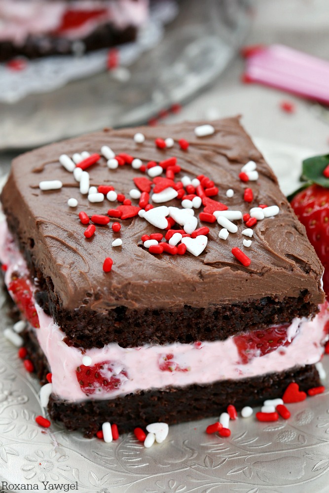 Surprise your loved ones with these strawberry chocolate cakes. They are so easy to make no one will know you spent only 15 minutes in the kitchen! 