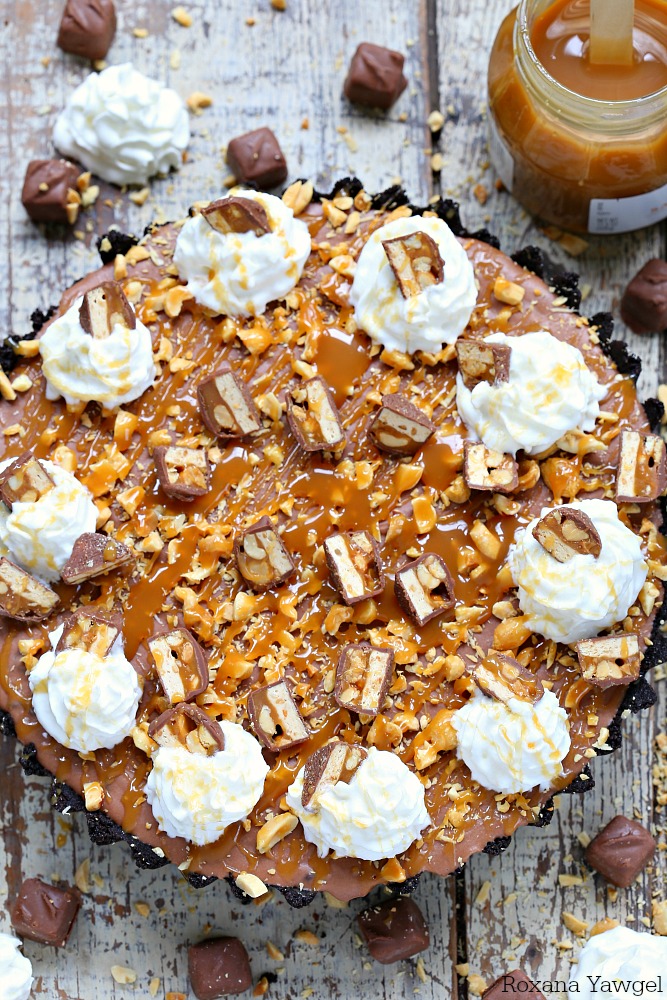 Oreo crust, silky and airy chocolate filling and finished with chopped candy, this no bake Nutella Snickers pie is perfect for hot summer days!