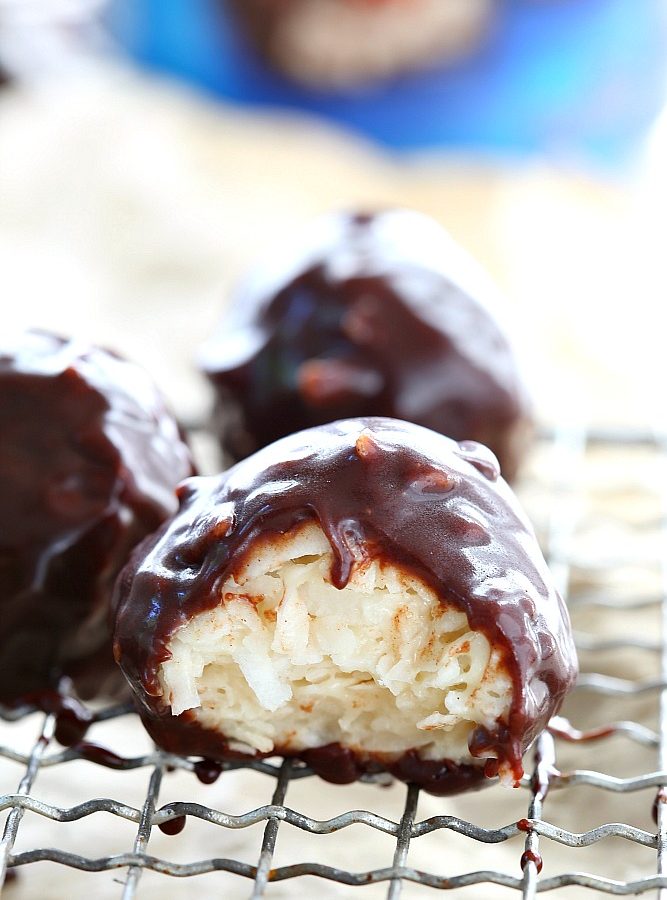 An easy and simple recipe that combines sweet coconut and dark chocolate, these chocolate coconut truffles taste like a piece of heaven!