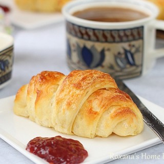 Homemade croissants | roxanashomebaking.com