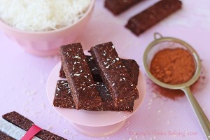homemade chocolate coconut chew larabar | roxanashomebaking.com